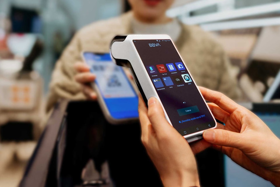 Empleat explica a client promoció de BBVA sobre TPV mòbil per a empreses