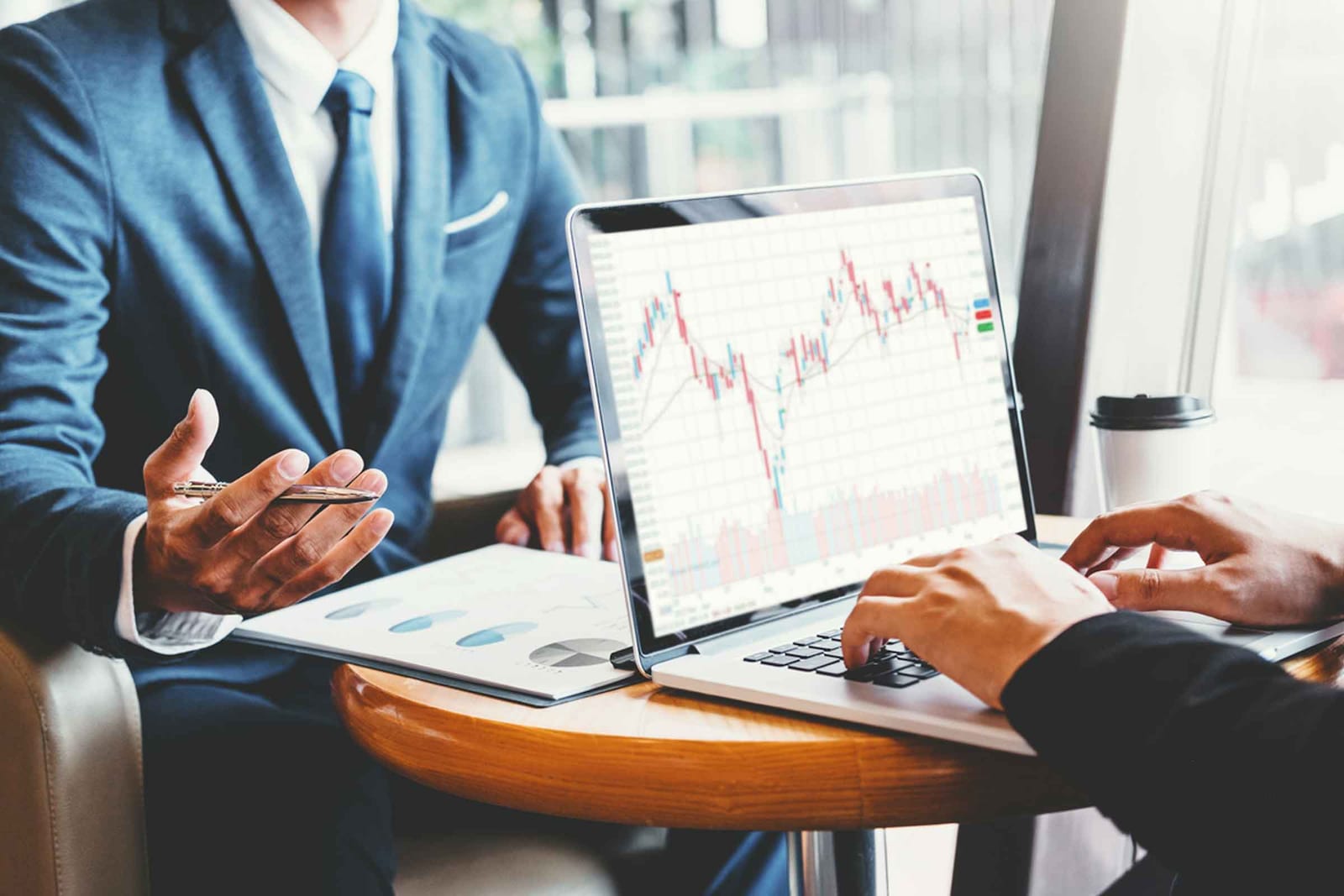 Expertos comprobando el estado de su inversión en inteligencia artificial