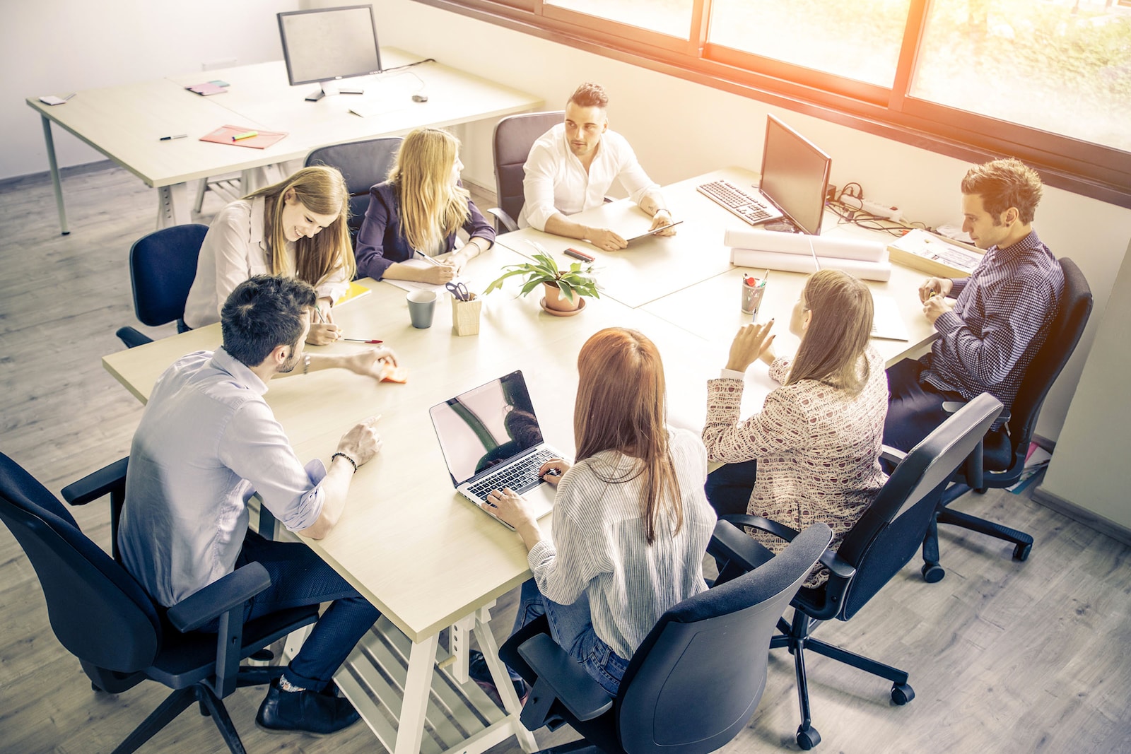 Equipo de especialistas empresariales reunidos, listos para ofrecer asesoramiento experto y ayuda personalizada a una empresa