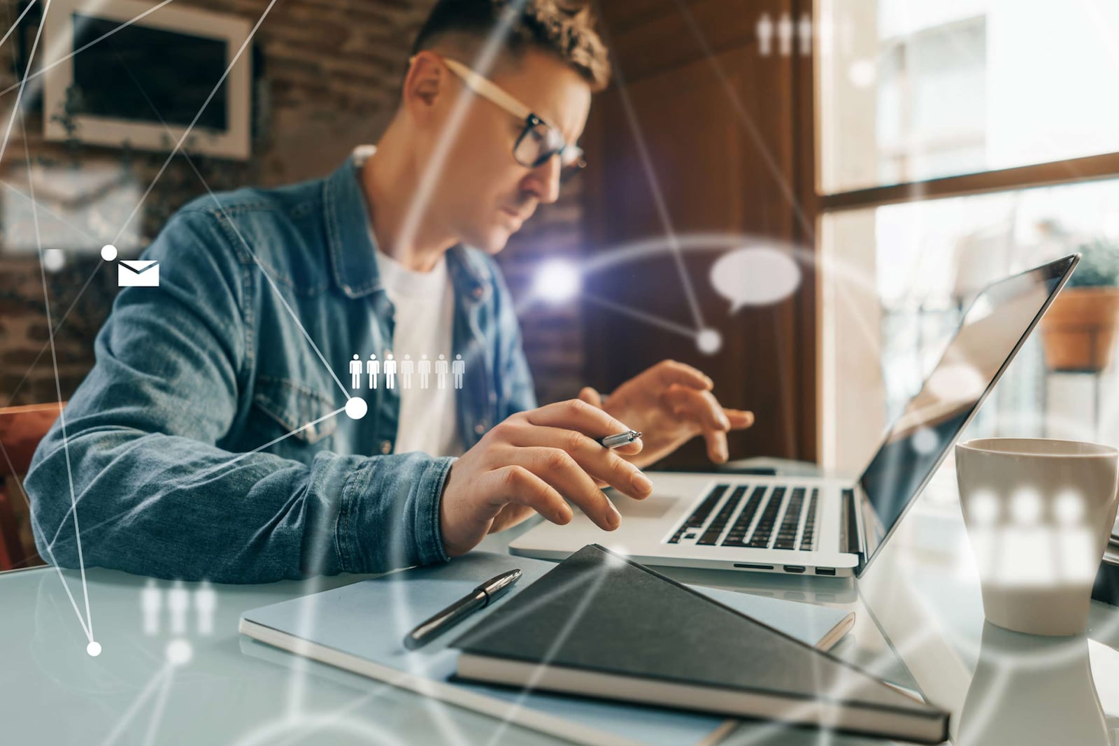 Emprendedor trabajando en la creación de su negocio online paso a paso