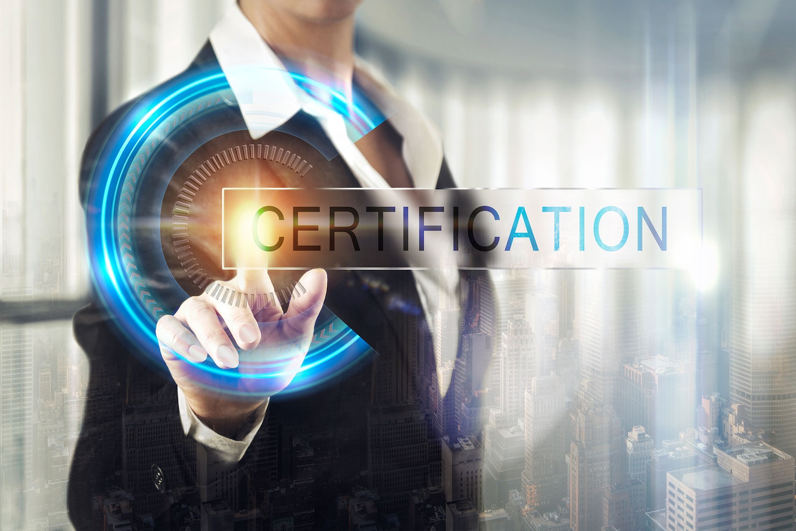 Empleado utilizando su certificado digital en el ordenador, ilustrando para qué sirve el certificado digital de una empresa.