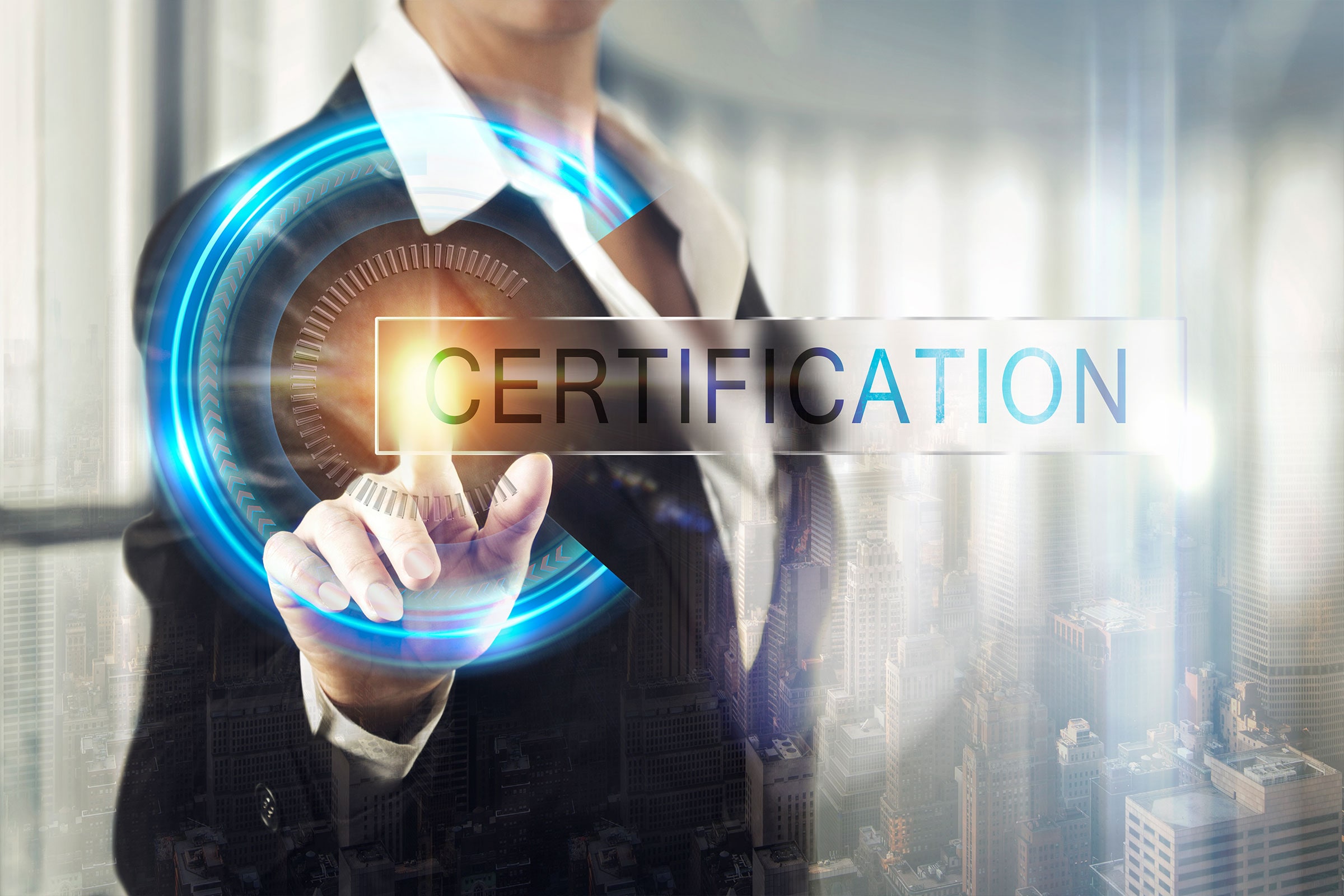 Empleado utilizando su certificado digital en el ordenador, ilustrando para qué sirve el certificado digital de una empresa.