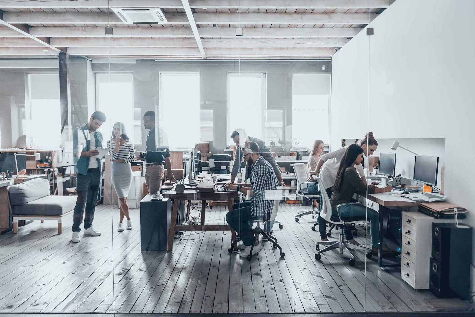 Emprendedores revisando la documentación del negocio para comprobar que se cumplen con los requisitos legales para abrirlo.