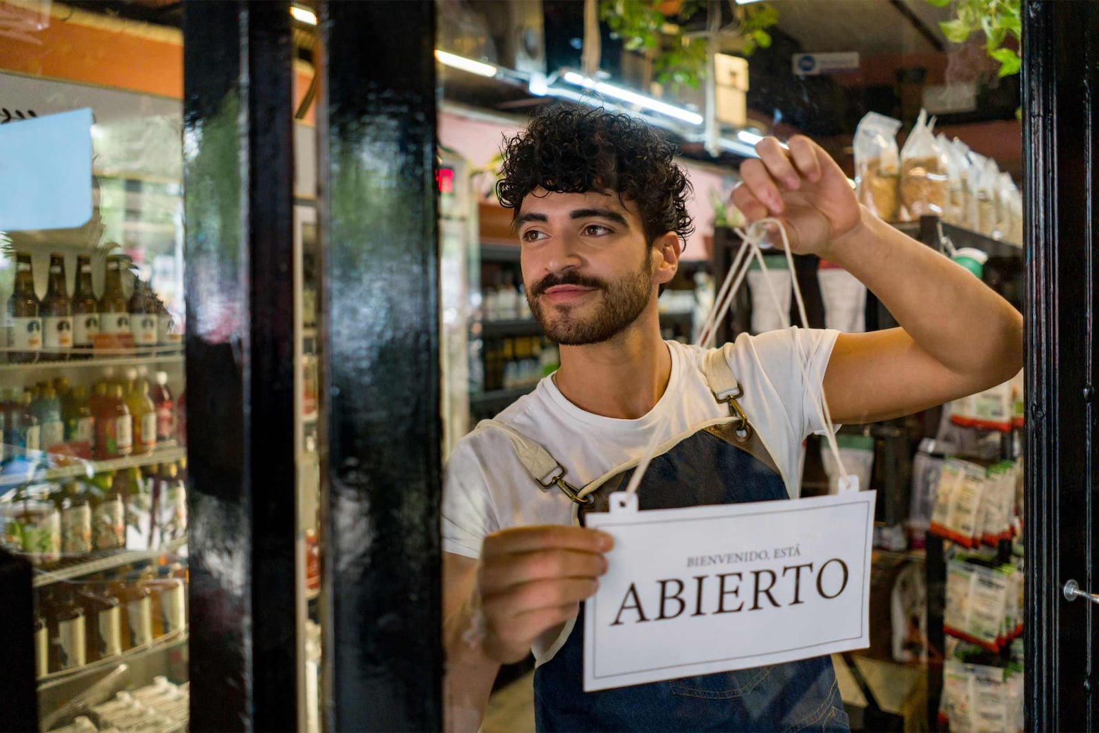 Dueño de una tienda abriendo su local comercial en España