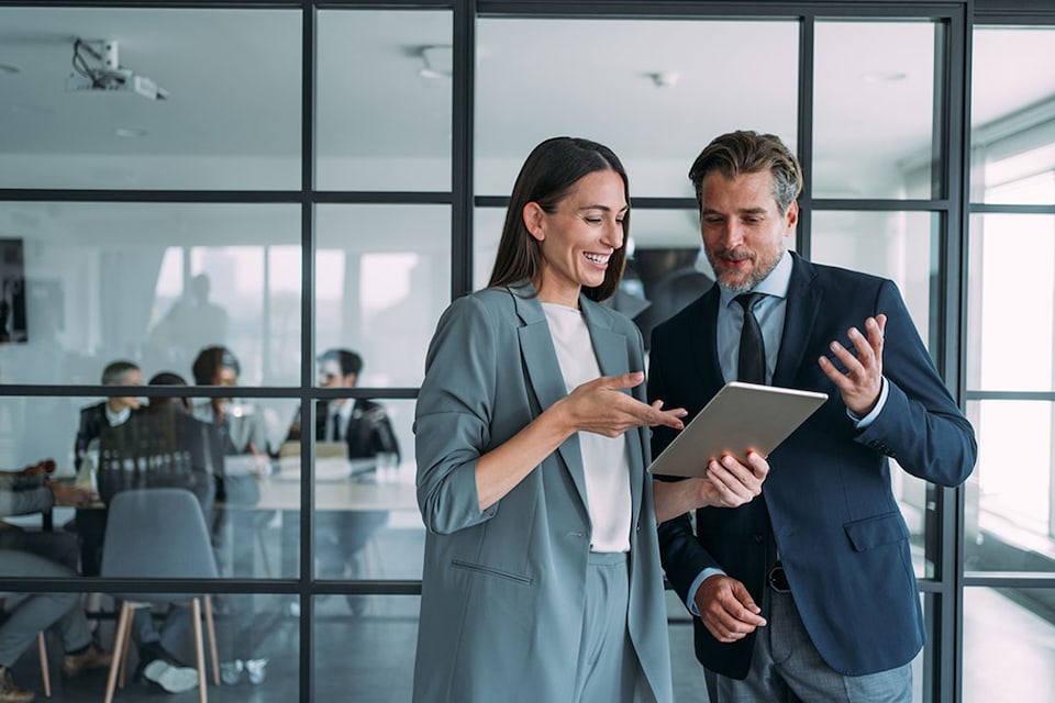 Asesora de empresa aconsejando a un empresario