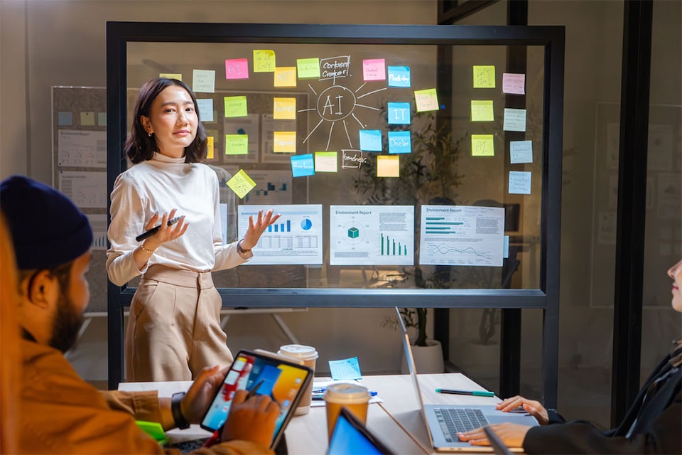 Una mujer explicando qué es la inteligencia artificial y cómo funciona