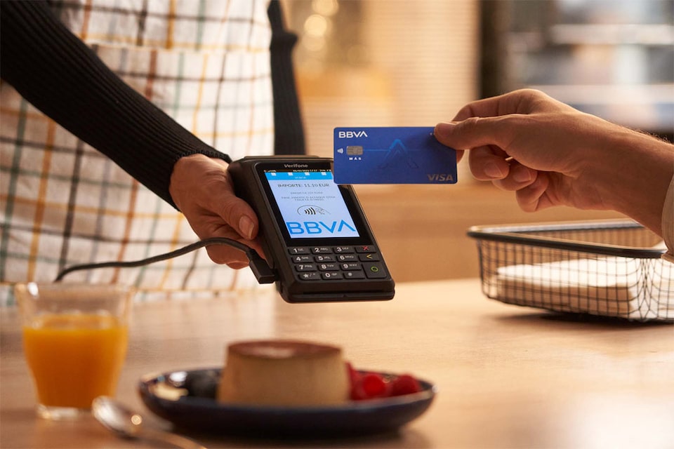 Cliente paga a empresa con el TPV fijo de BBVA