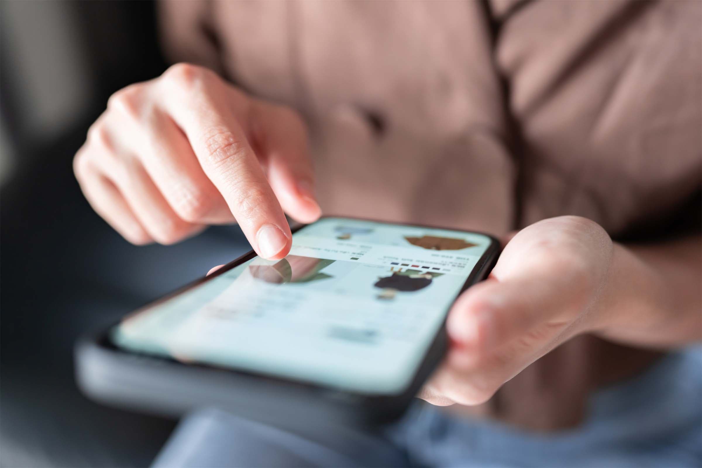 mujer dando click en productos