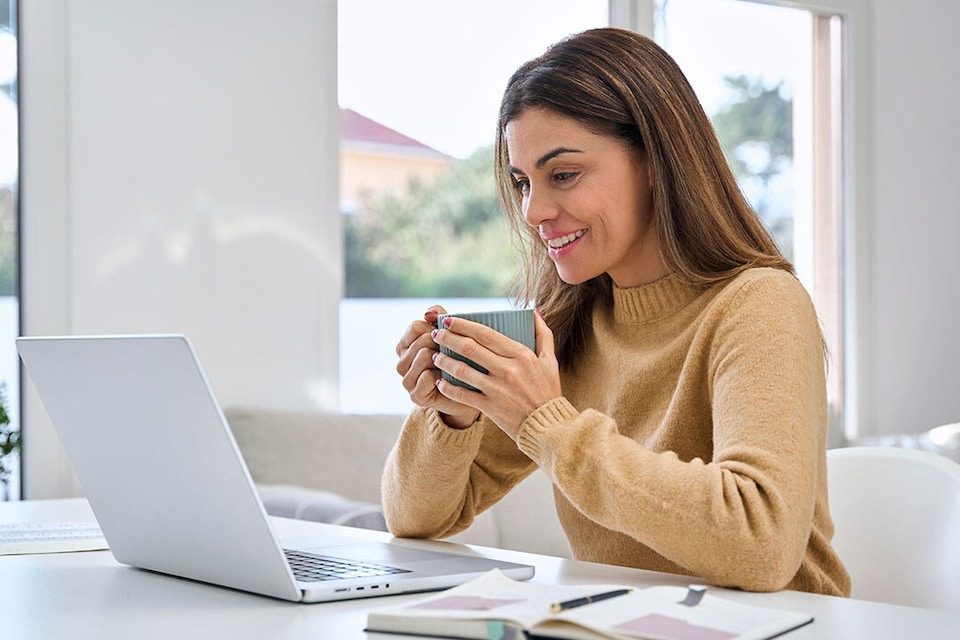 Empresaria observa sus ingresos conseguidos gracias a Bizum para empresas con su TPV virtual