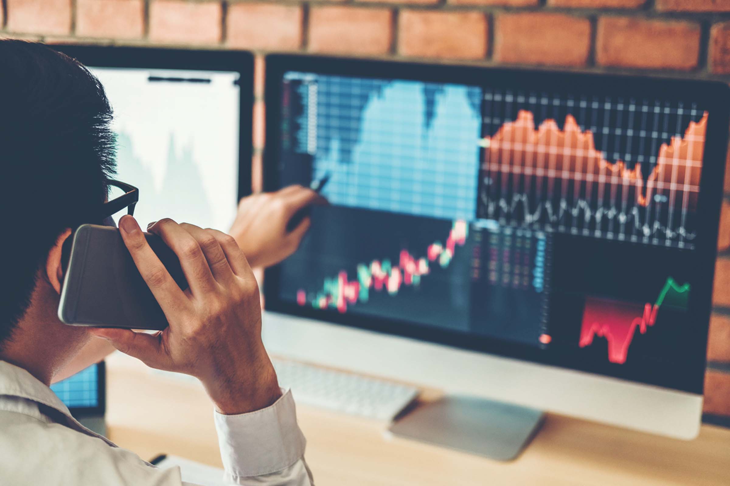 Experto comprobando las gráficas de una inversión