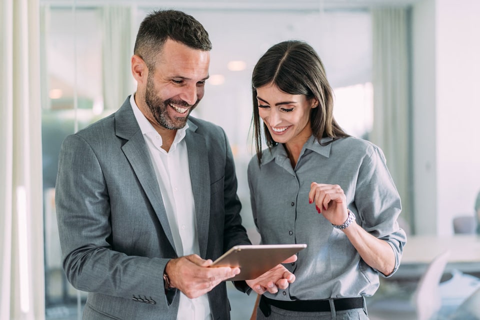 Trabajadores revisando la financiación de su proyecto
