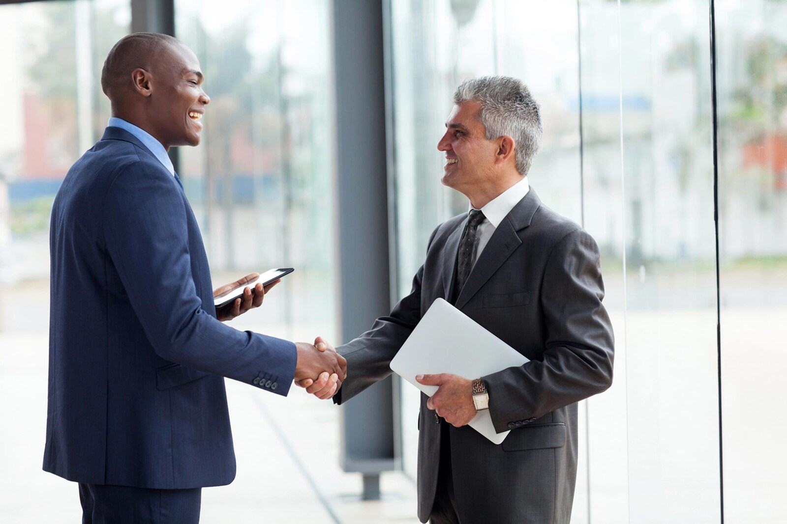 Empresarios dándose a mano, en representación de dos empresas diferentes