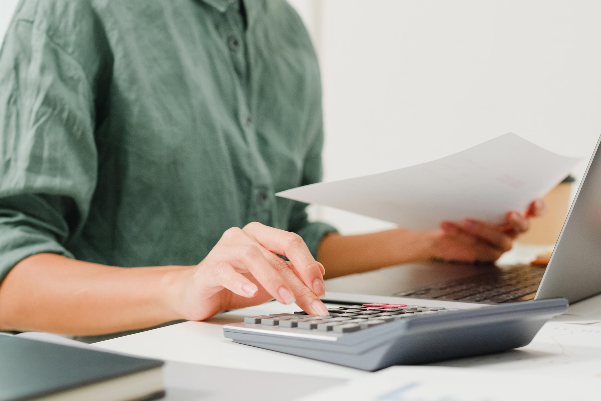 Persona rellenando el modelo 151