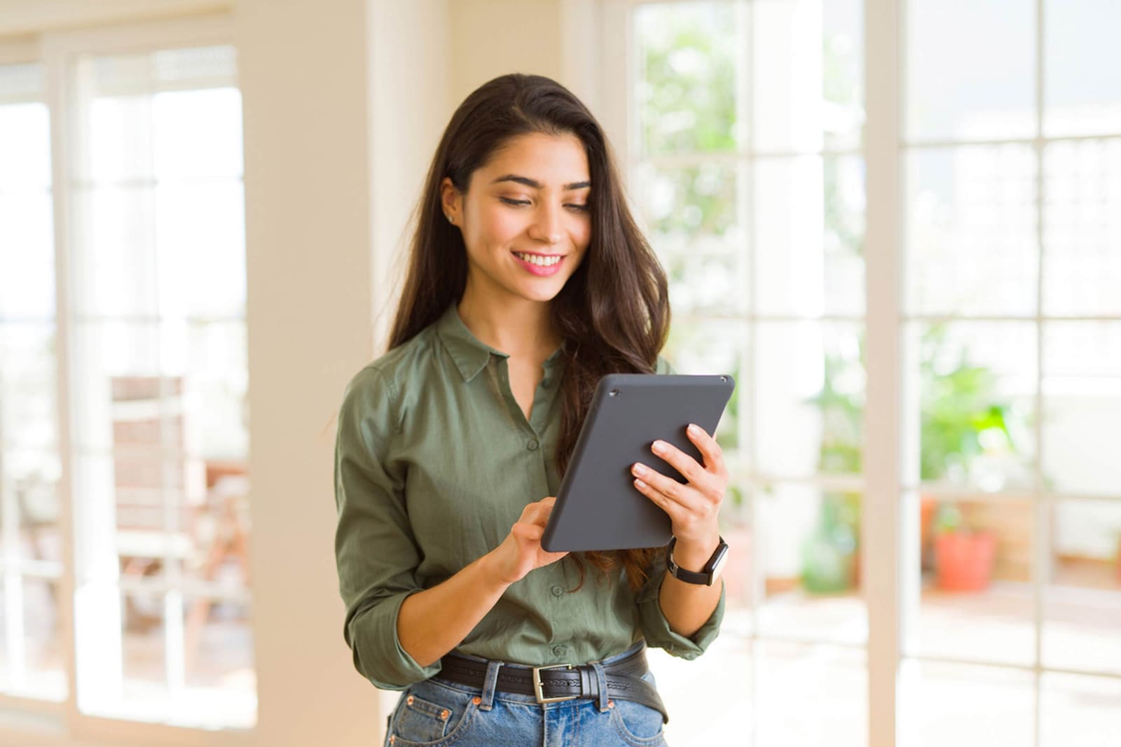 Mujer consultando en la tablet el valor fiscal de su vivienda