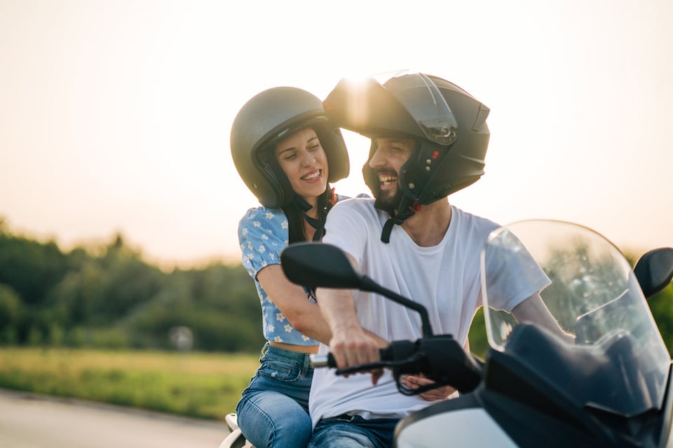 Pareja subida a una moto de 250cc con póliza de seguro