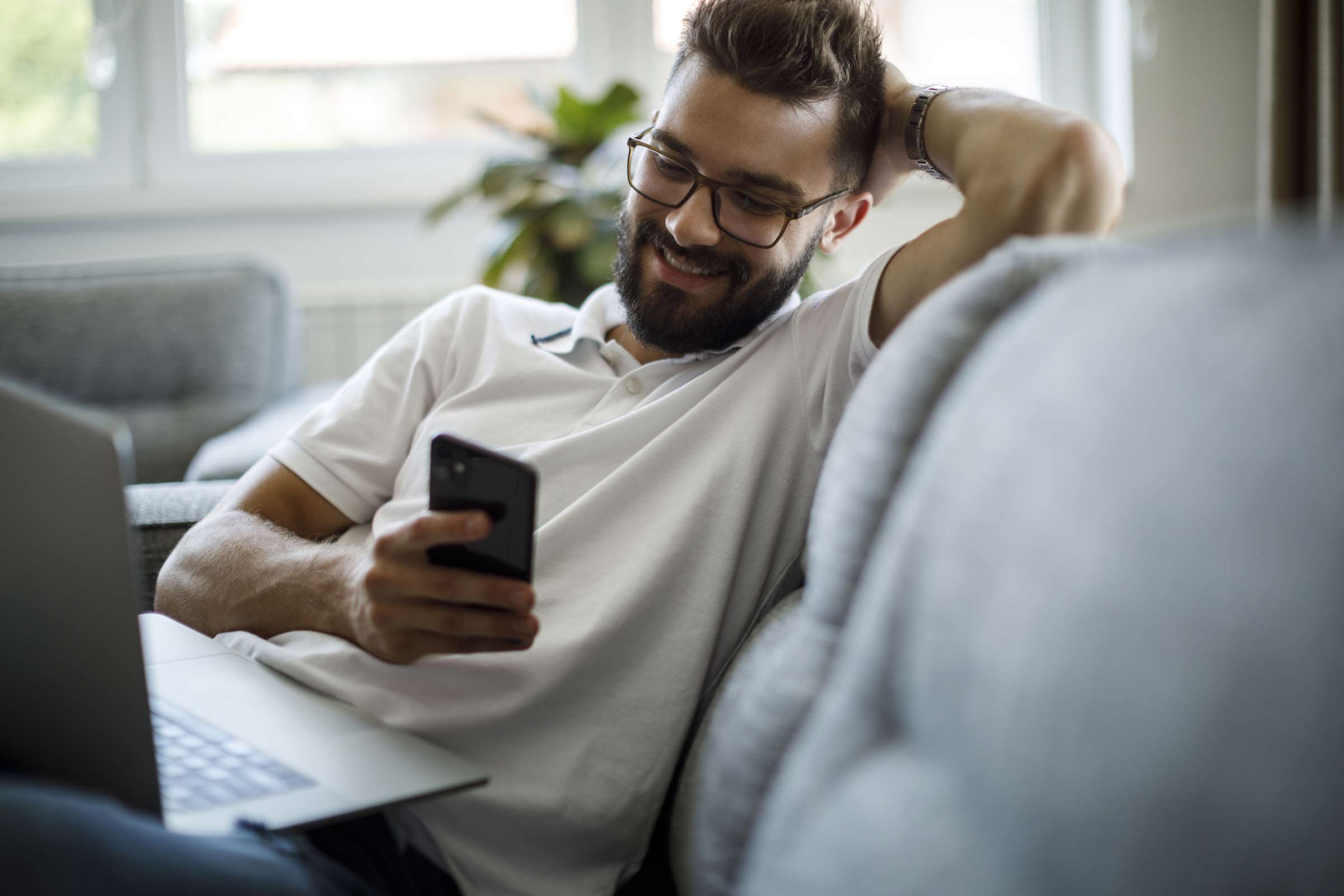Trabajadora hablando por teléfono