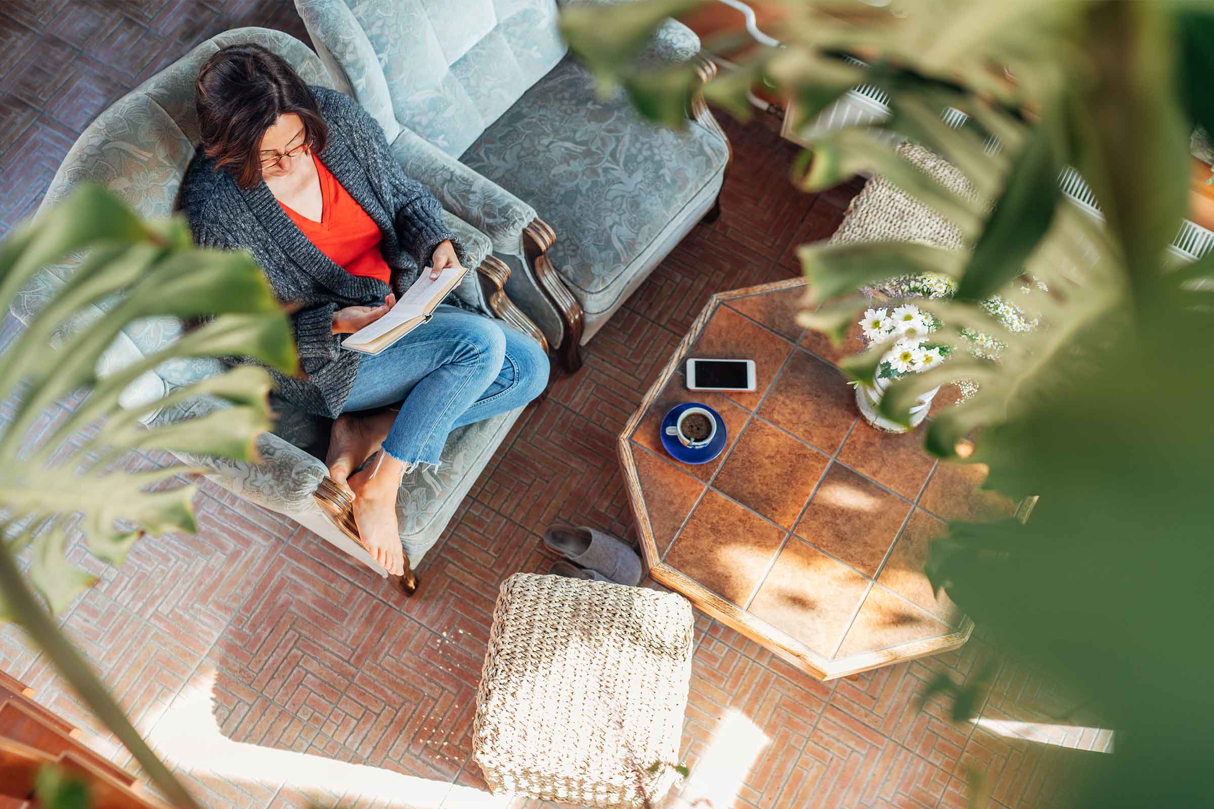 mujer sentada en un sofa analizando información