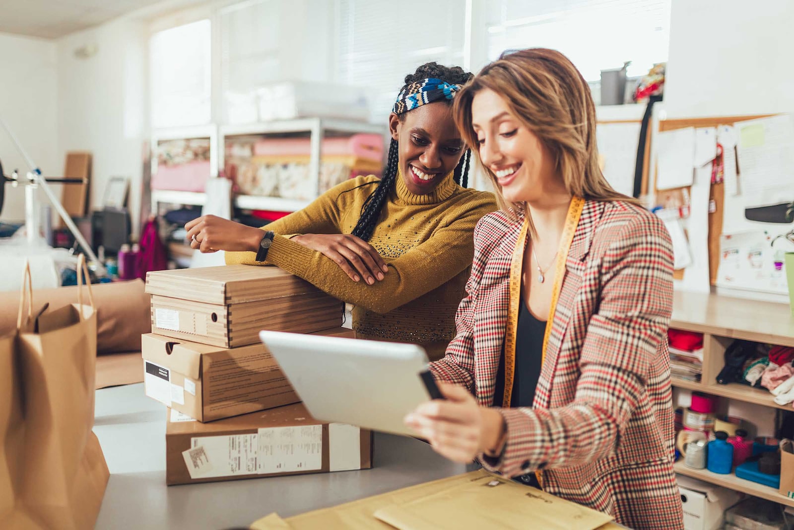 Mujeres emprendedoras en su empresa de distribución y retail 
