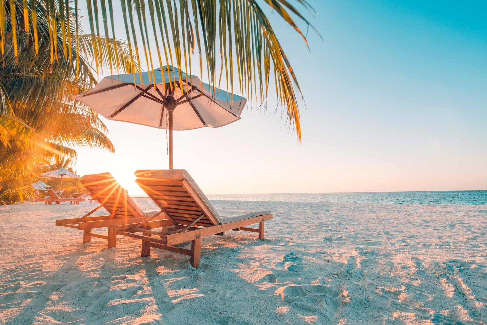 Imagen de una playa paradisíaca al atardecer