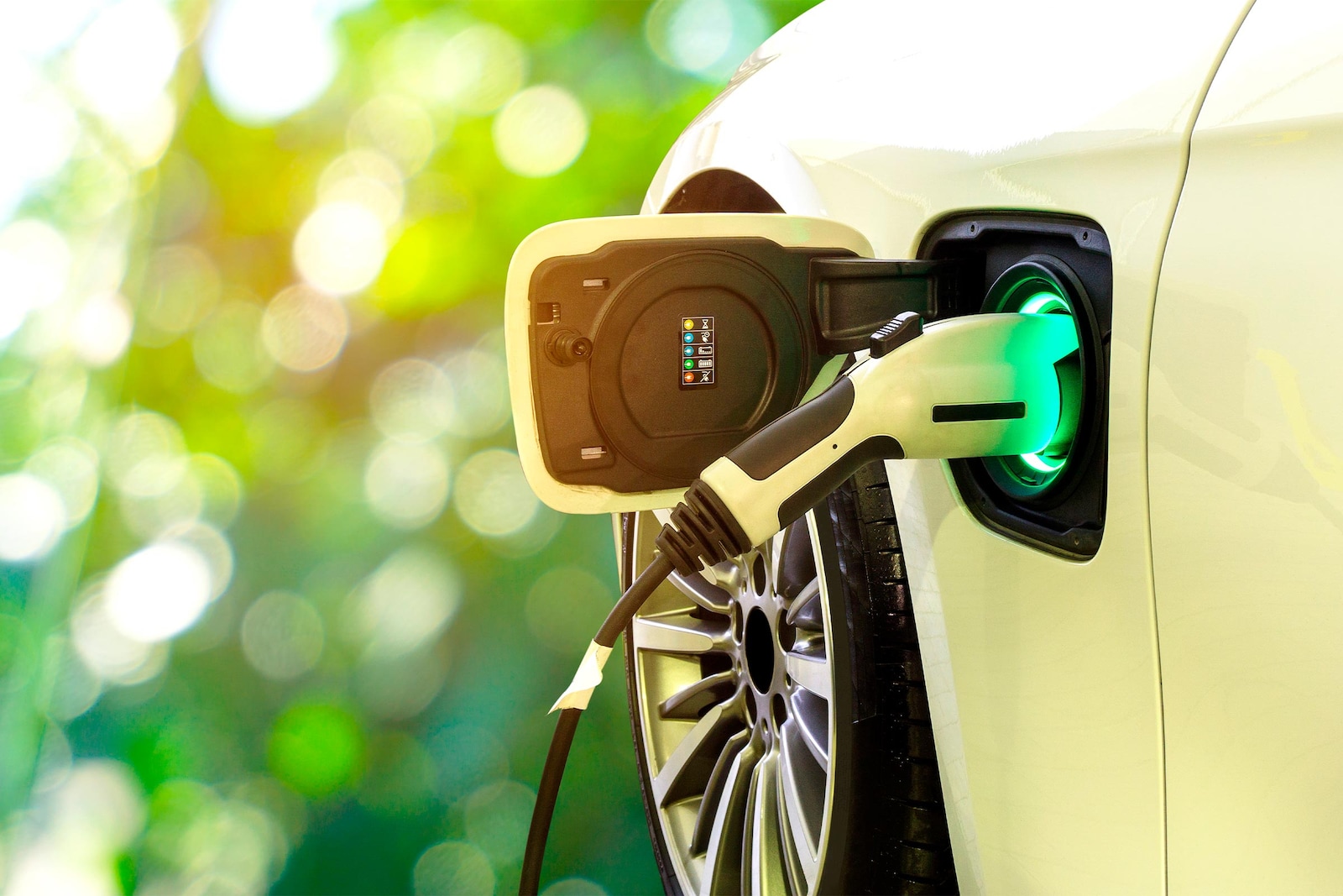 Coche eléctrico en su punto de carga