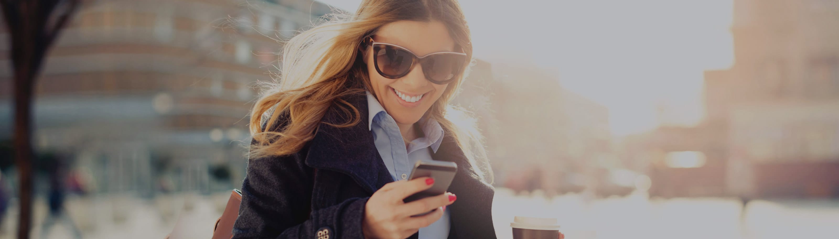 Mujer consultando su smartphone