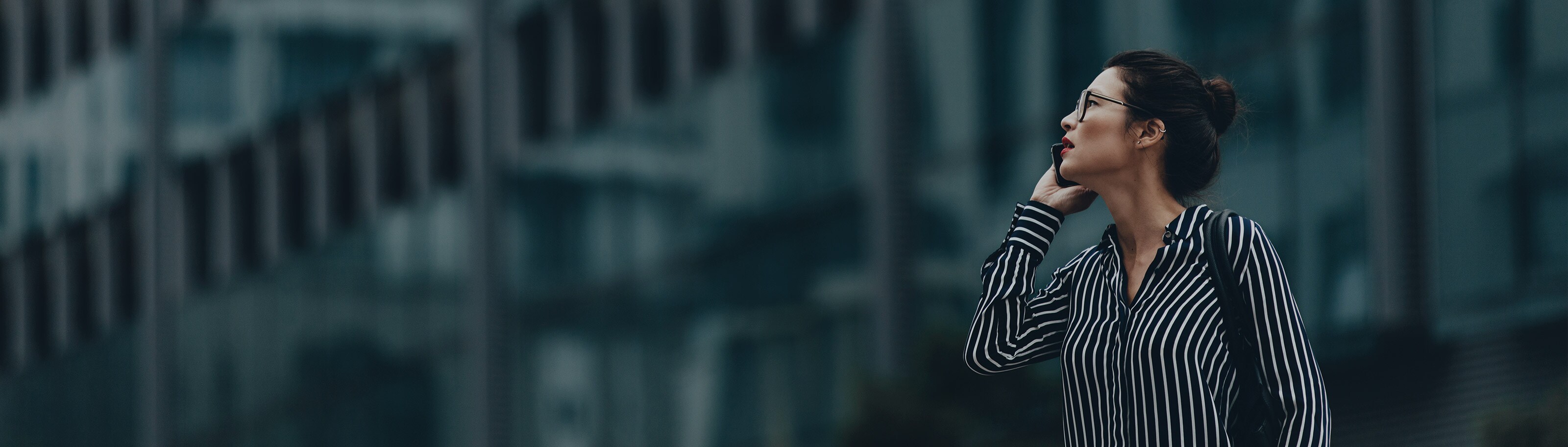 Mujer hablando por su smartphone