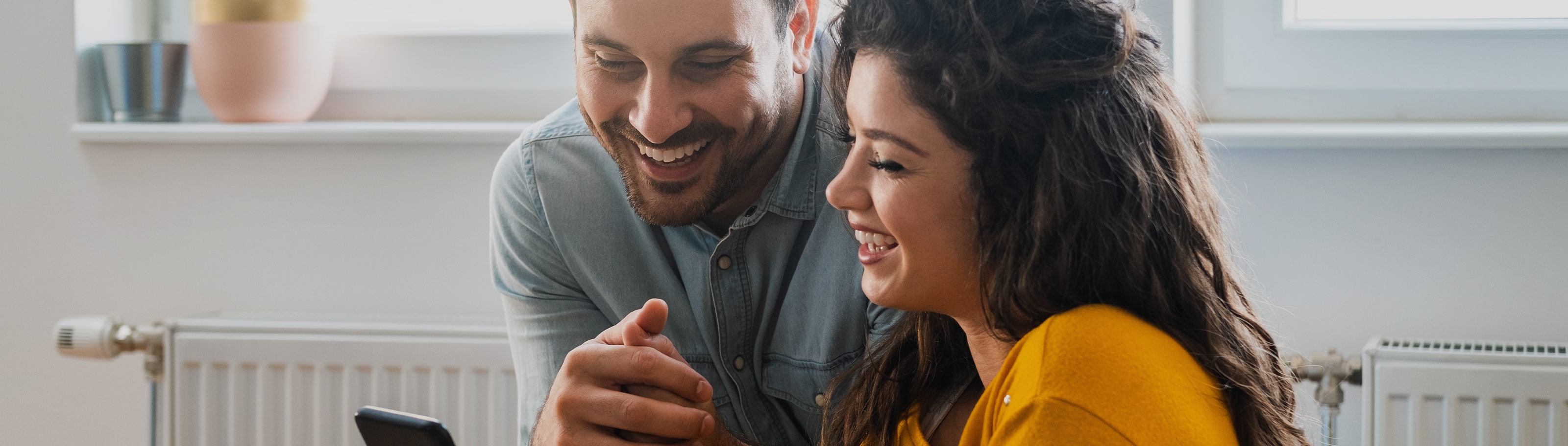 Pareja sentanda consultando préstamos instantáneos