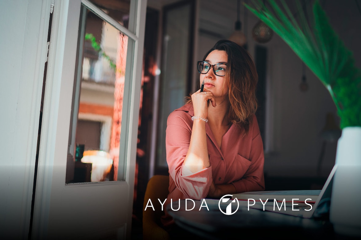 thoughtful woman watches the Ayuda T Pyme promotion for BBVA's fee-free business account