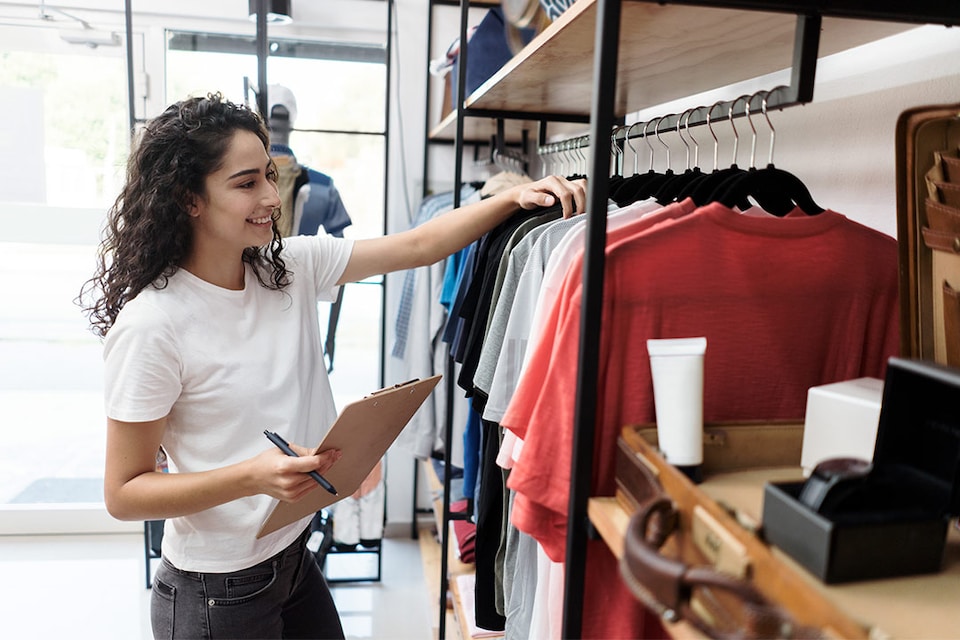 Business owner smiles as she sees how her business is increasing its sales thanks to Bizum for companies