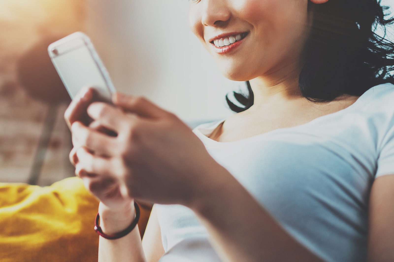 Mujer comprobando las funcionalidades de seguridad en su móvil