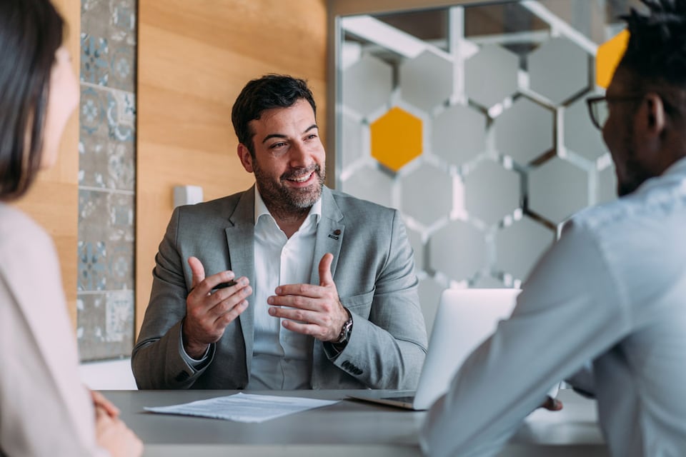 Persona explicando en qué consiste el pago a cuenta del impuesto de sociedades