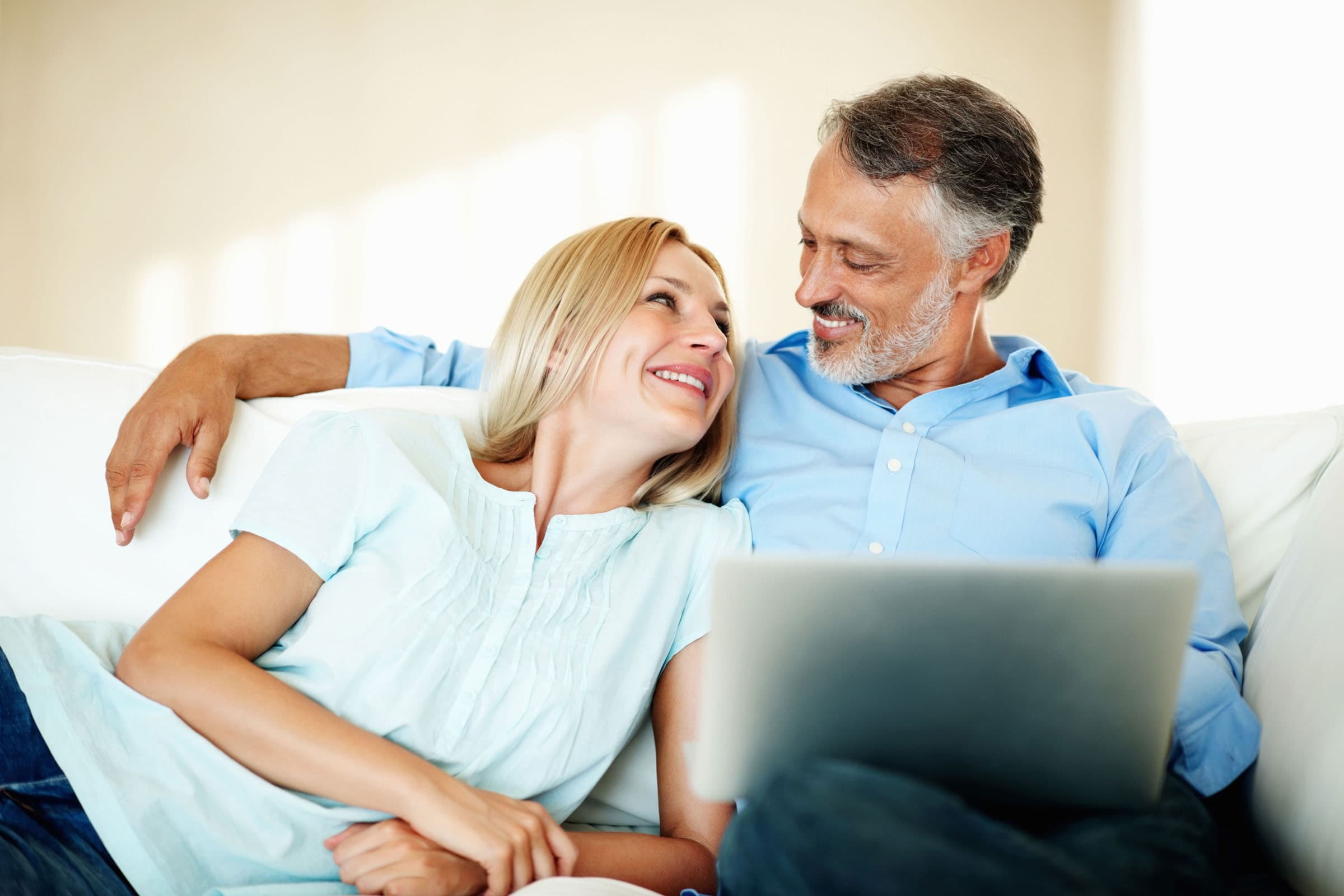 Pareja que revisa la información de un seguro de ahorro