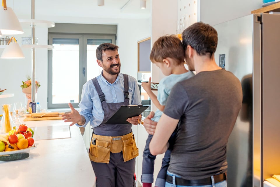 Fontanero del seguros de vivienda cubre las humedades