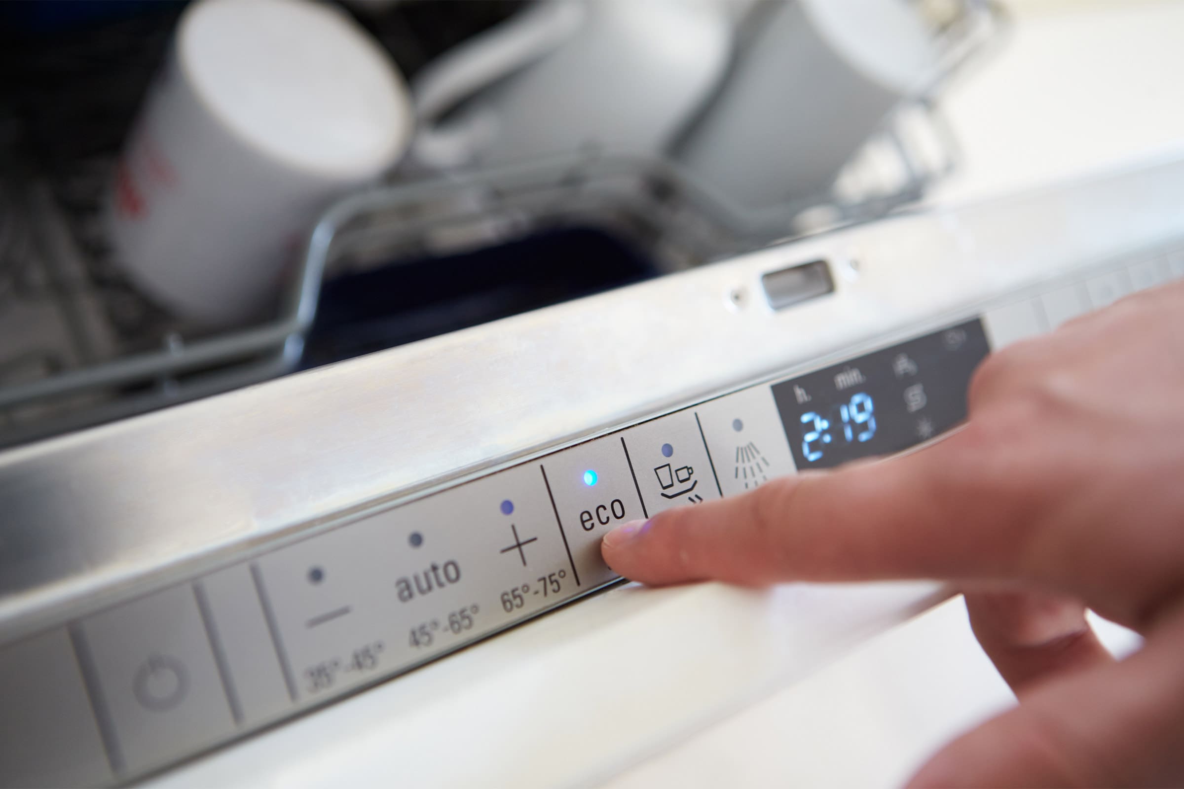 Image of a person setting the dishwasher to Eco mode