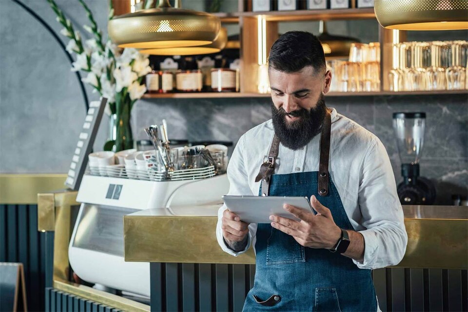 Camarero usa TPV para restaurantes para cobrar a clientes