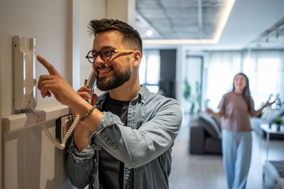 Hombre utilizando un portero automático