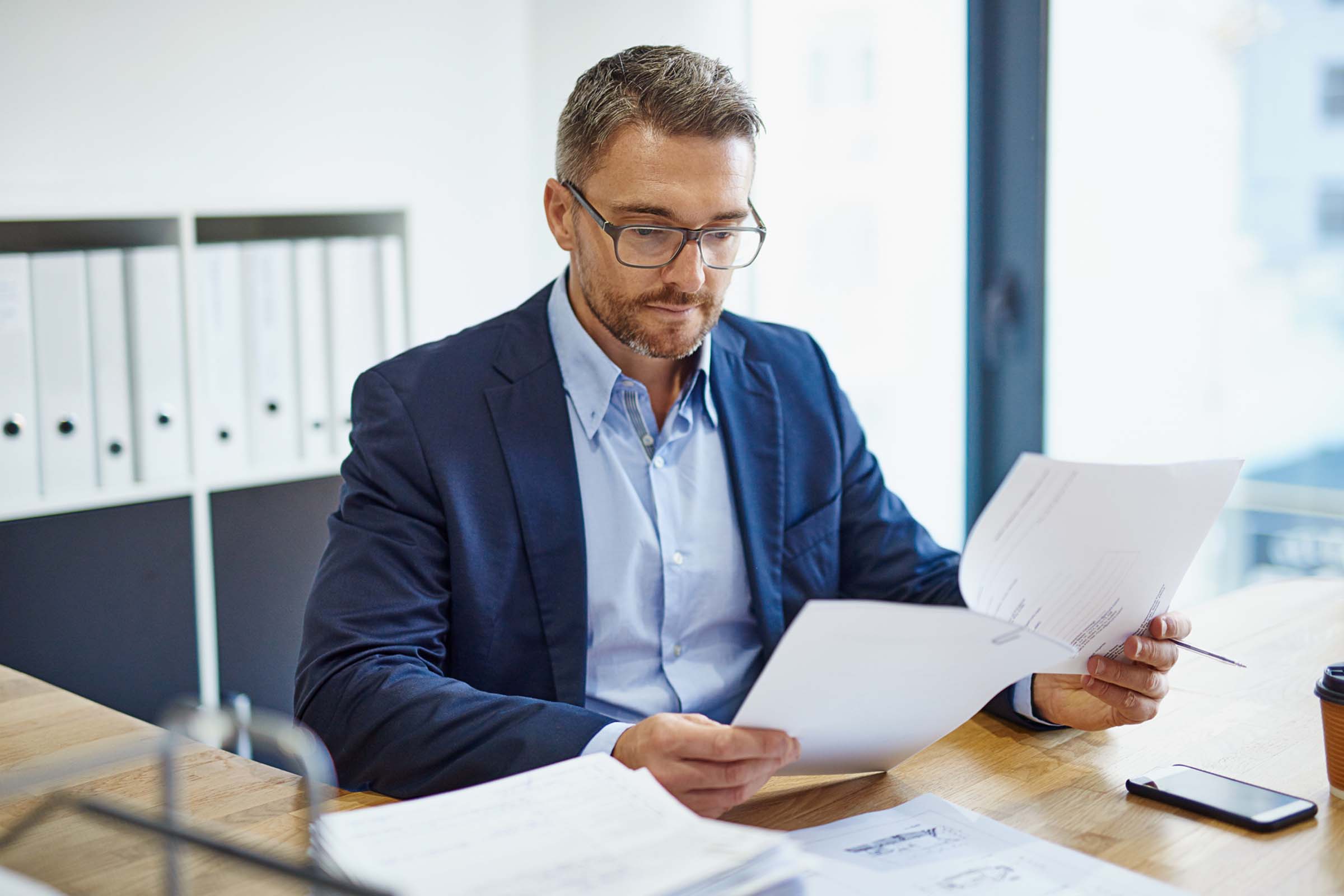 Trabajador revisando el certificado de trabajo expedido por la empresa