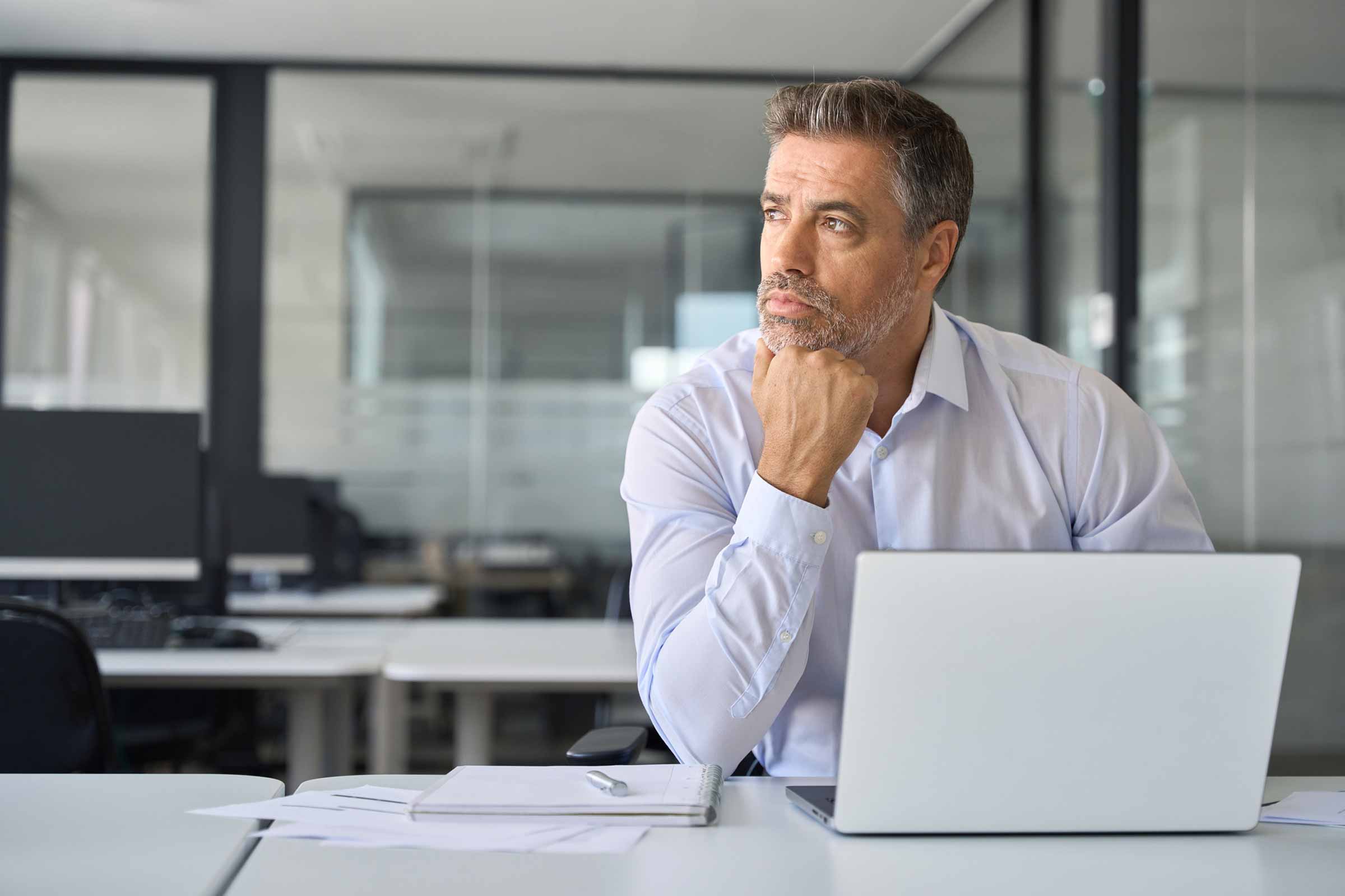 Empresario revisando el modelo 180