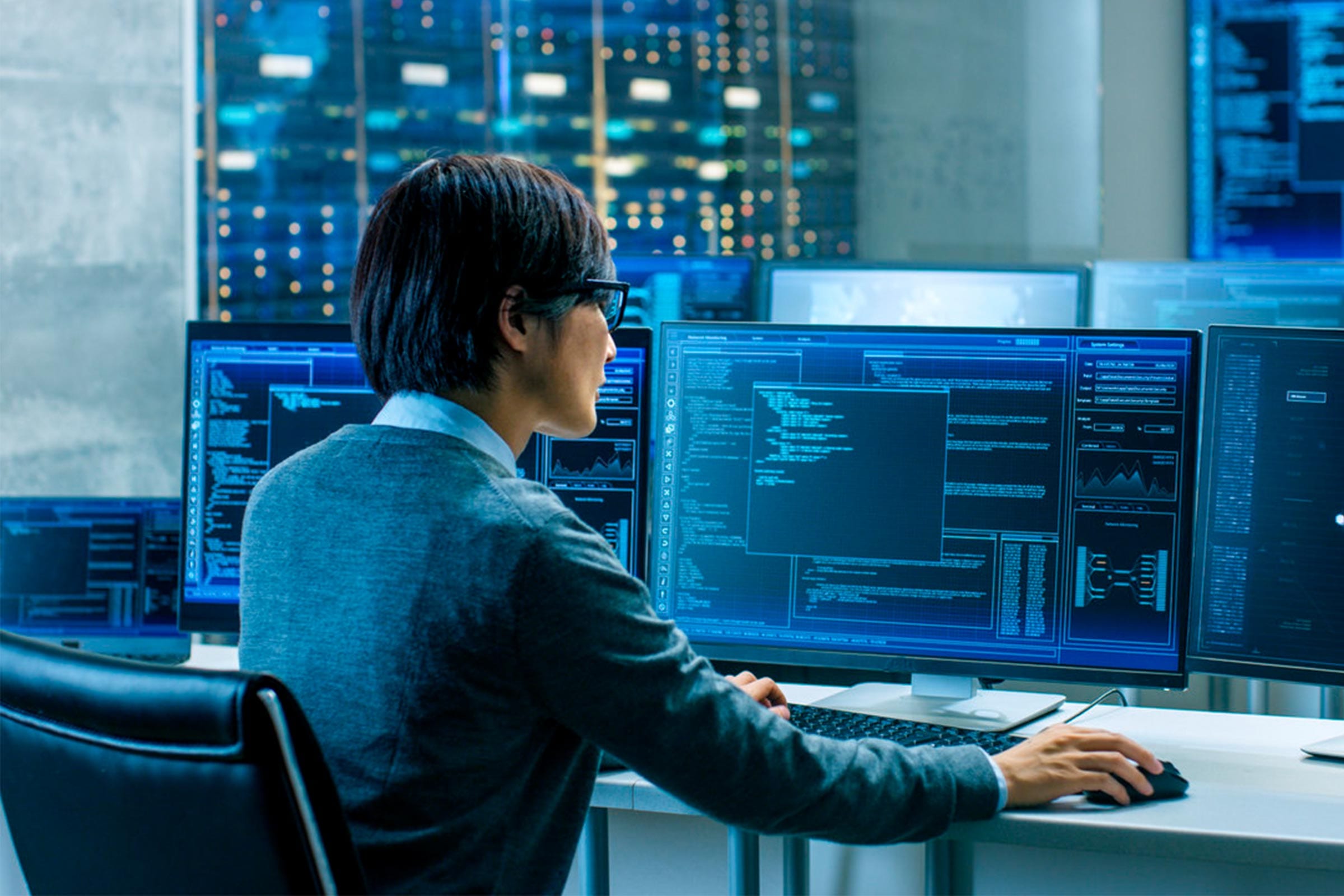 Informatikari baten argazkia