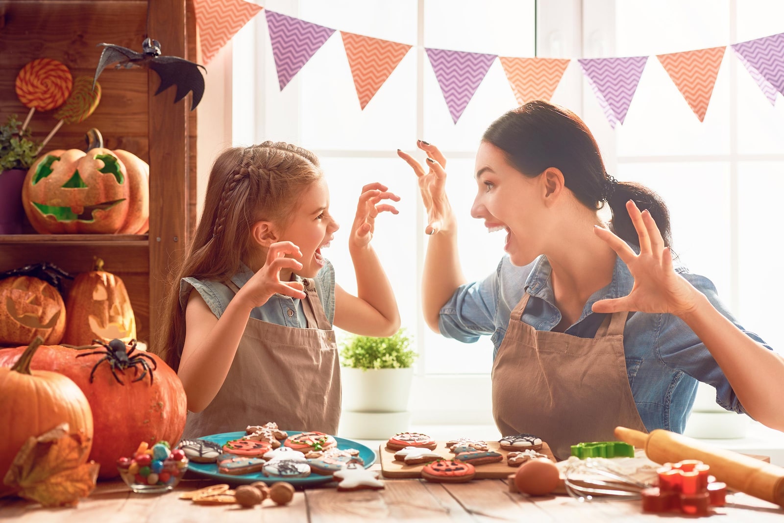 Ama-alabak apainketak egiten Halloween-erako