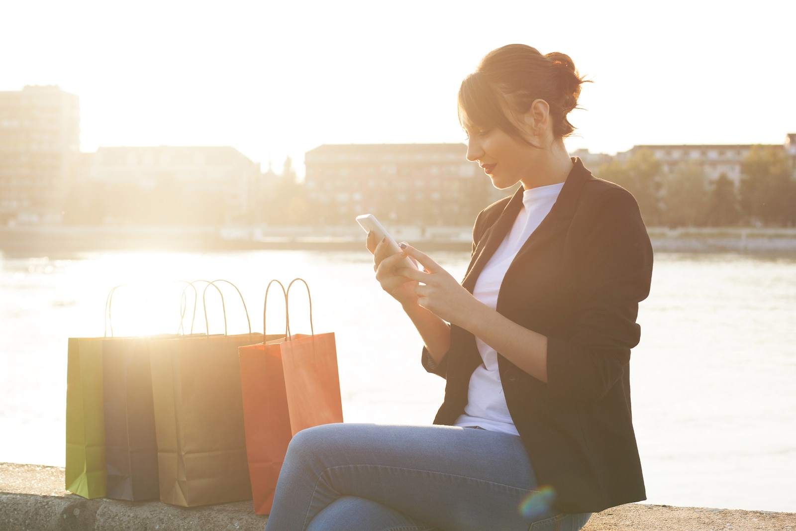 Emakumea mugikorraren bidez bere banku digitaleko app-era sartzen