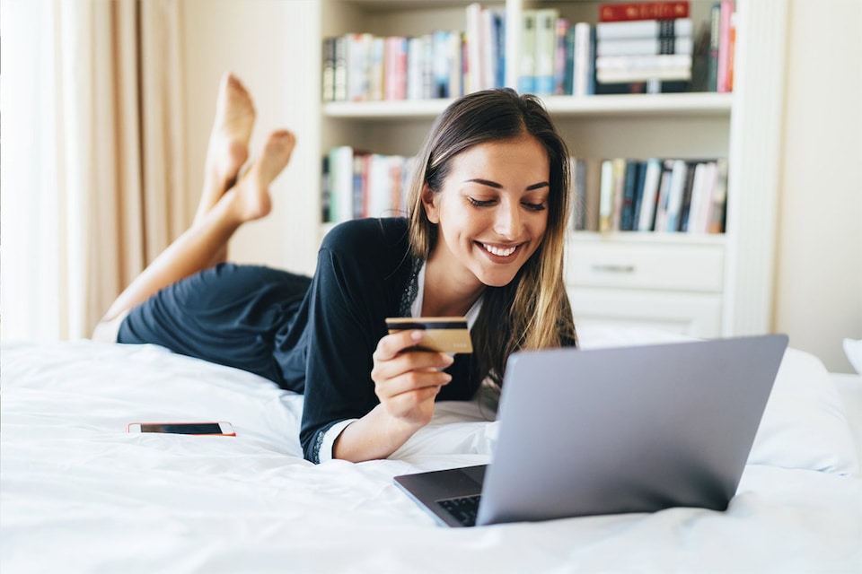 Mujer feliz de poder pagar en su comercio favorito con Plazox para comercios