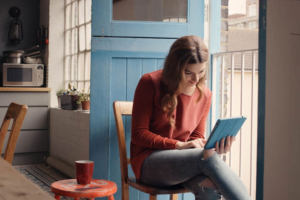Empresaria feliz ao contratar o TPV virtual gratis do BBVA durante os 12 primeiros meses