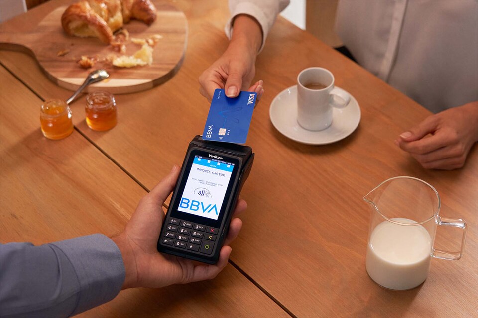 Cliente paga en negocio usando el TPV GPRS de BBVA