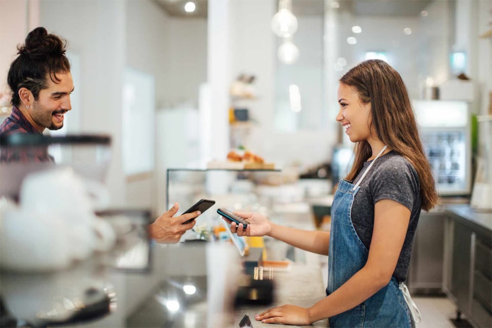 Cliente paga nun comercio con Bizum para empresas