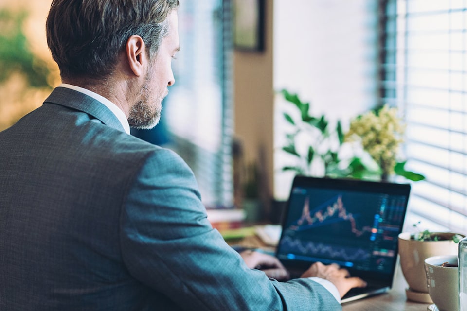 Profesional analizando los distintos tipos de ETFs que existen