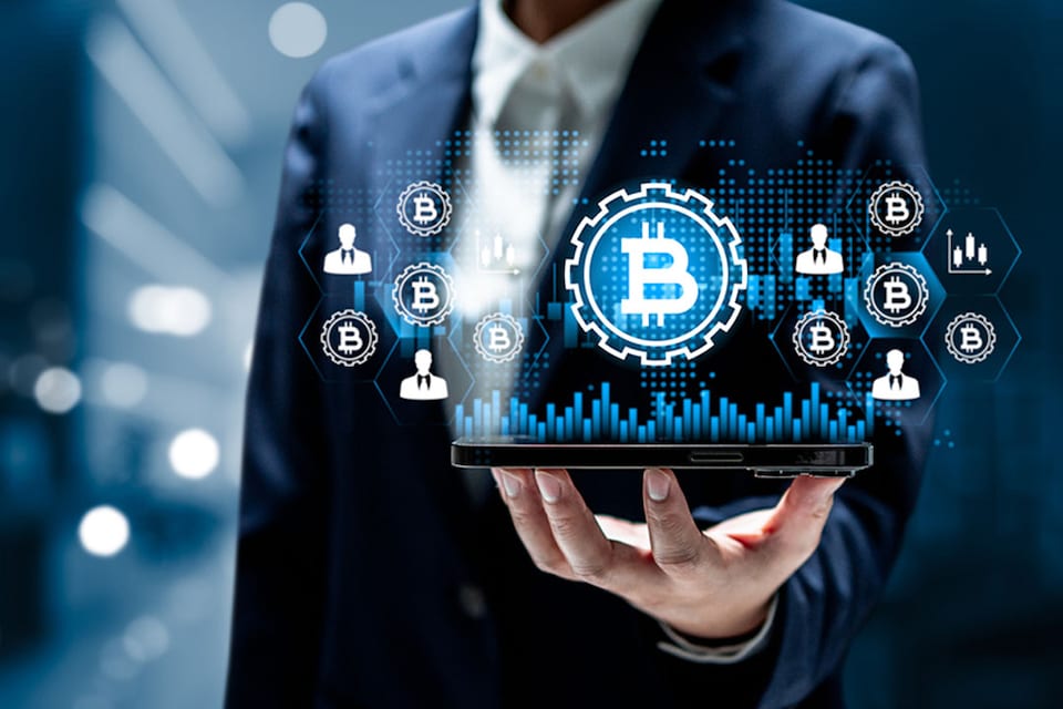 Ilustración de persona que sujeta un bitcoin, como representación de lo que implica la minería de este criptoactivo
