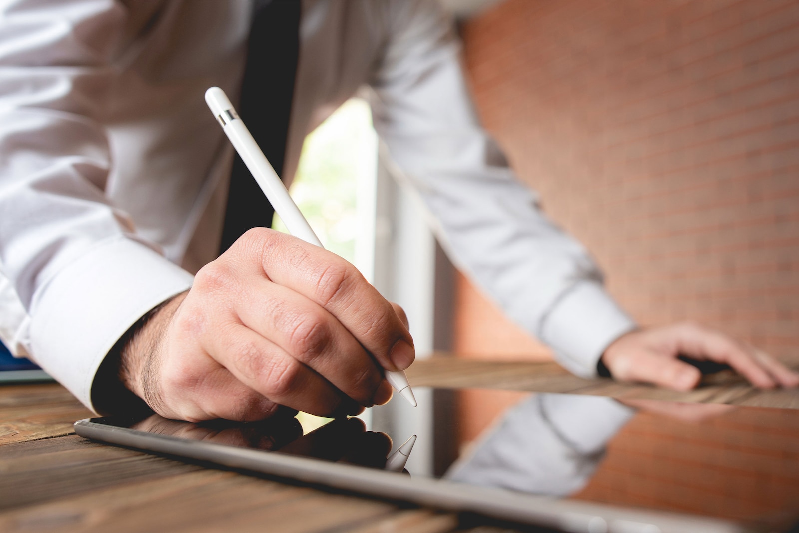 Persona usando el software de autofirma para firmar documentos electrónicamente