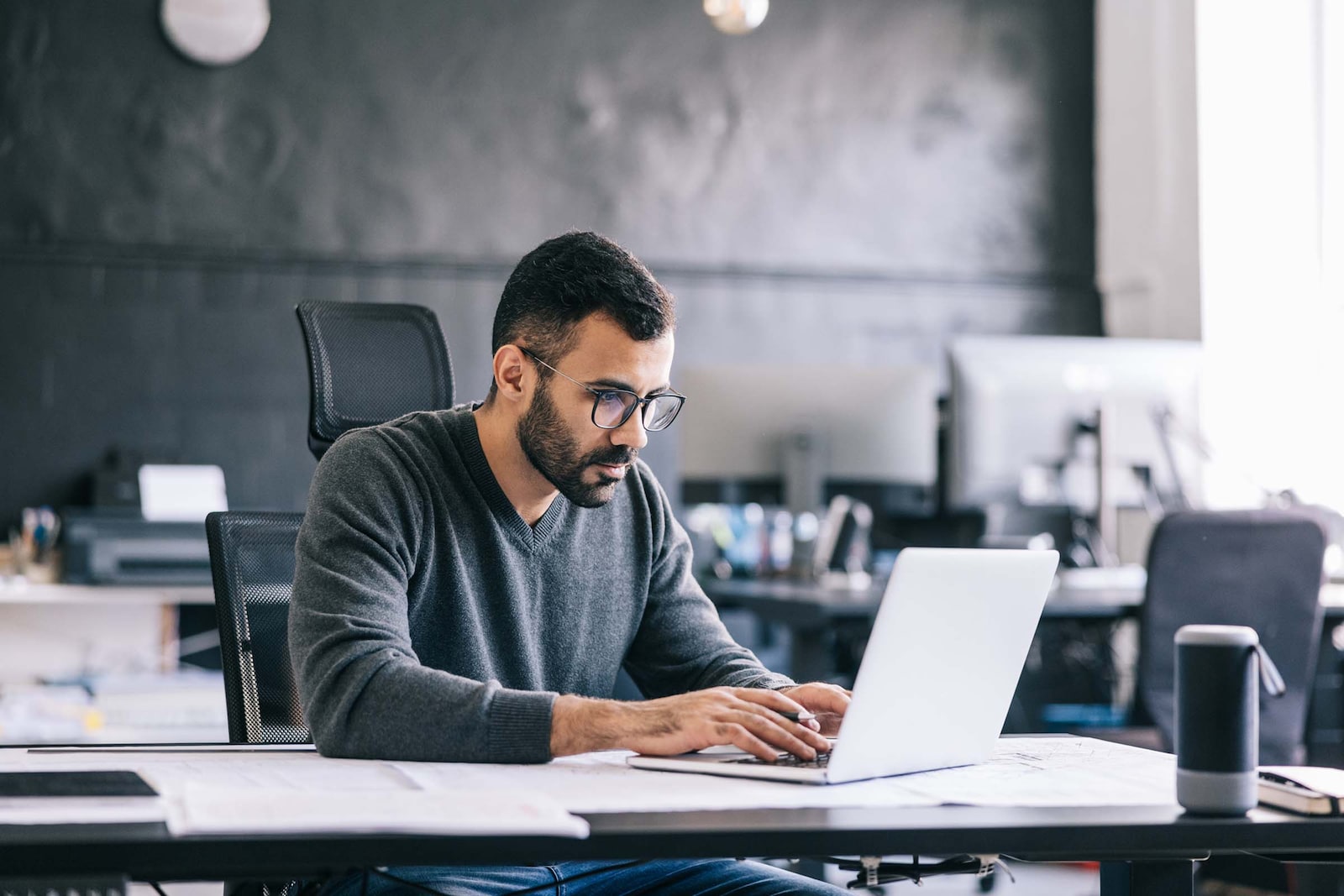 Autónomo revisando la documentación para solicitar su baja laboral