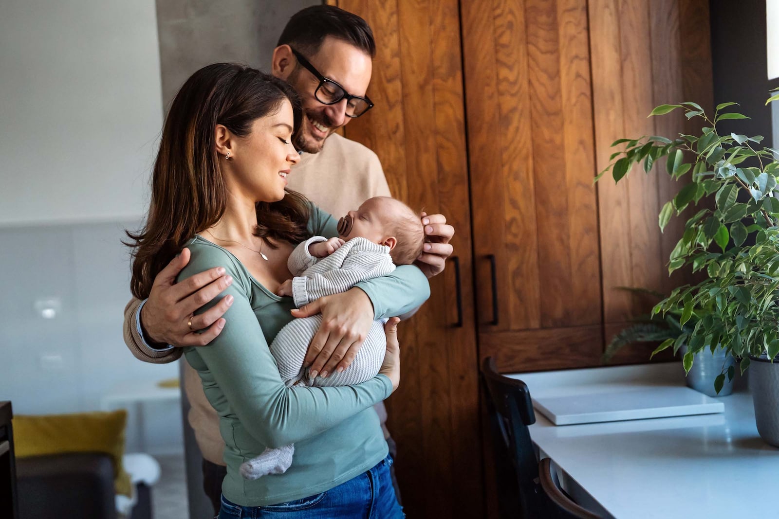 Padre y madre cuidando a su bebé, ilustrando la baja por paternidad o maternidad en trabajadores por cuenta propia.